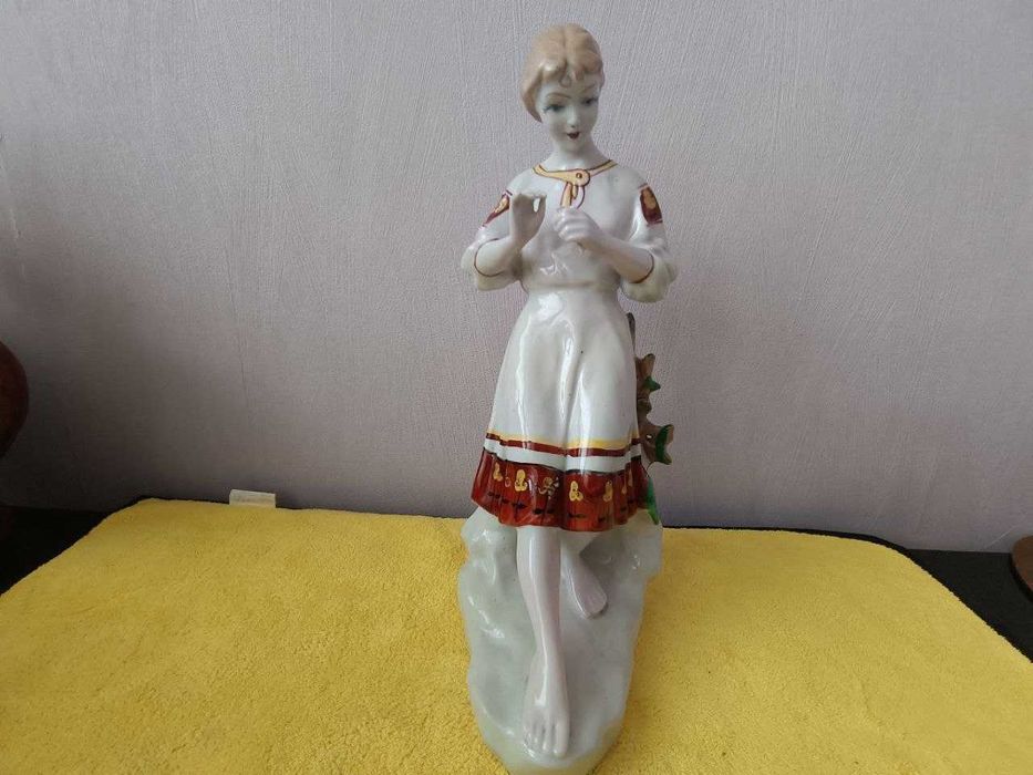 винтажная  фарфоровая статуэтка под названием «Гадание на ромашке»