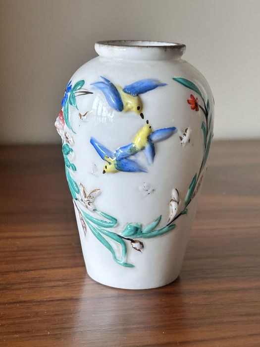 Jarra em vidro leitoso com decoração relevada pintada à mão