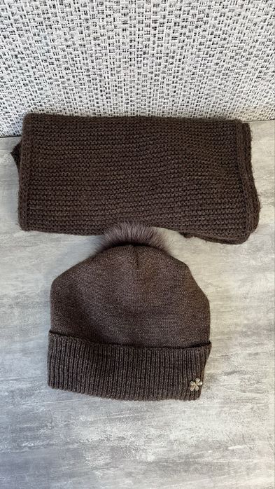 Набір: шапка з помпоном та хомут шоколадного кольору