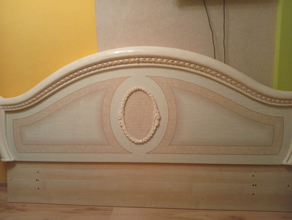 Włoska sypialnia, łóżko