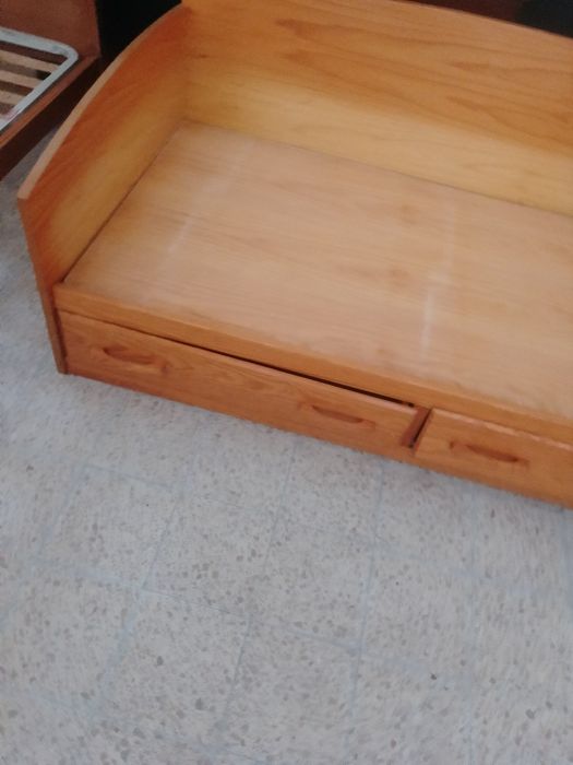 Cama de solteiro em madeira para encostar na parede