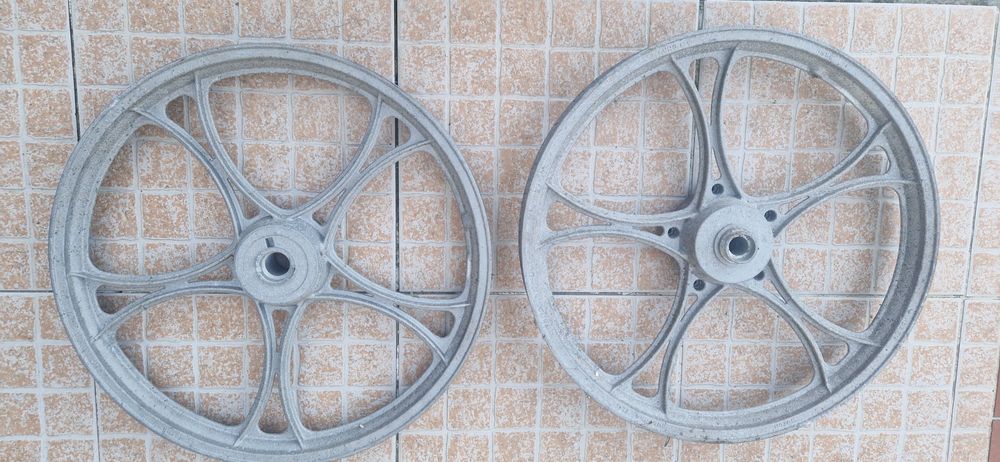 Jantes em alumínio para Peugeot 103. O preço é negociável.