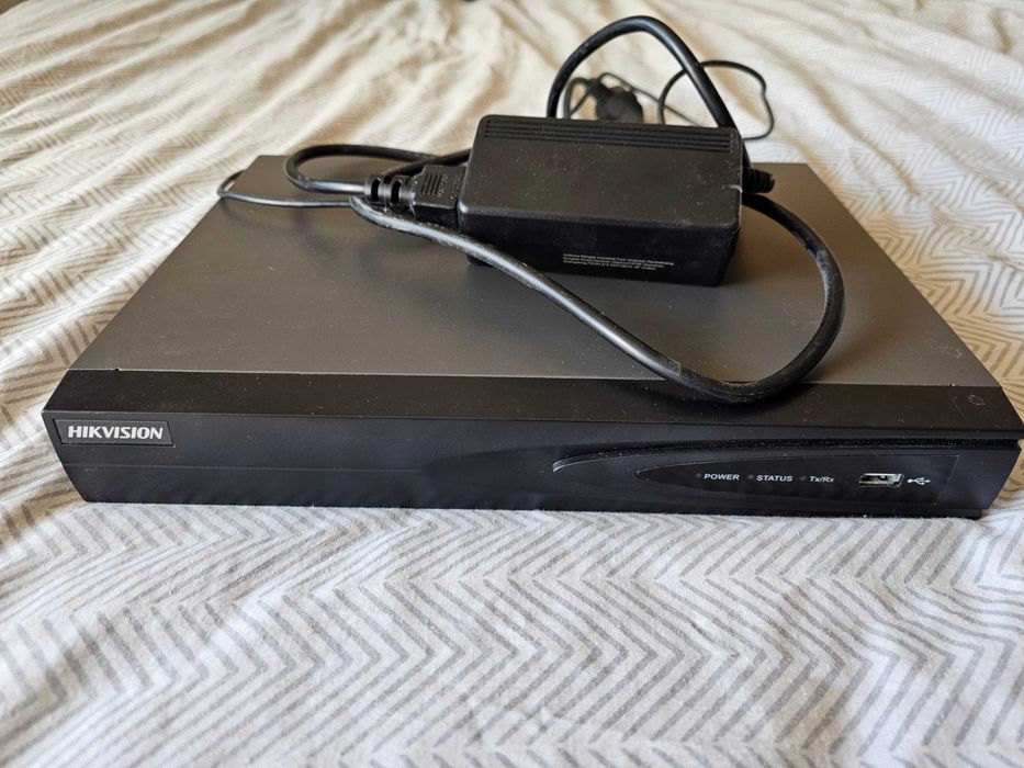 відеореєстратор Hikvision DS-7604NI-K1/4P(B)