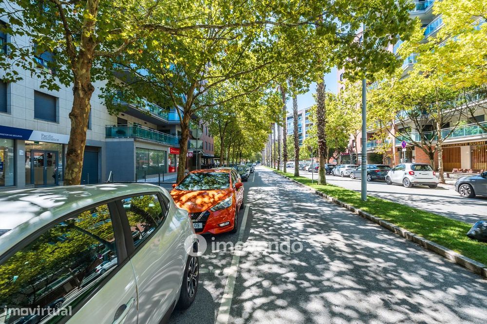 Apartamento T2 moderno, com garagem e varanda enorme, na Malvarosa