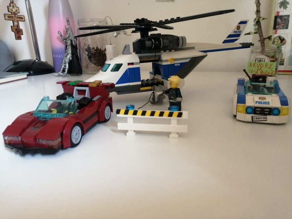 Vários Legos (carros e helicóptero)