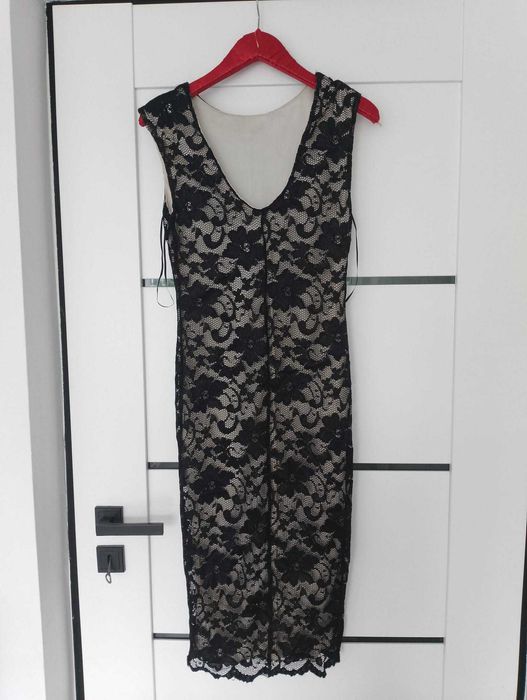 Sukienka midi czarna koronkowa na ramiączkach dekolt na plecach