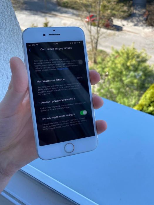 Selling an iPhone 7 in perfect condition except for a slightly cracked camera.
