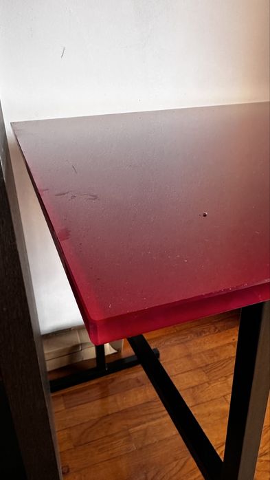 Secretária em vidro temperado vermelho + pés em ferro (desmontável)