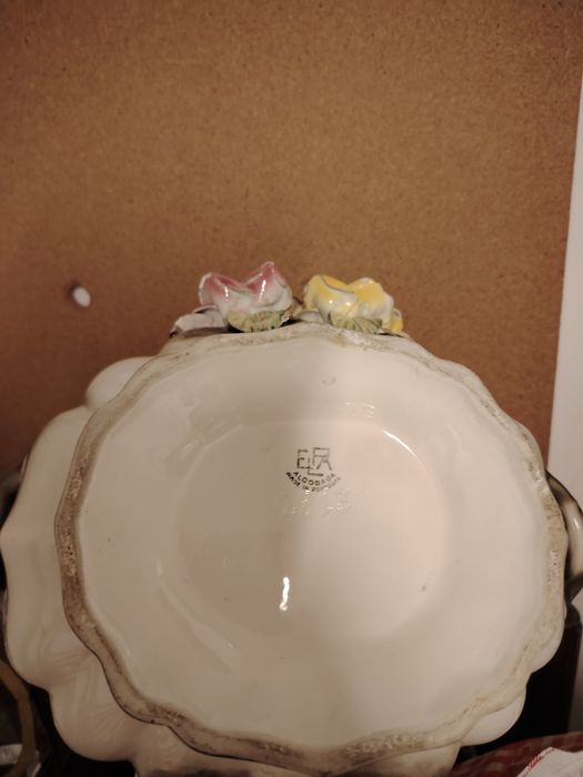 Vendo Terrina/ Sopeira decorativa em Faiança de Alcobaça- Flores em Relevo