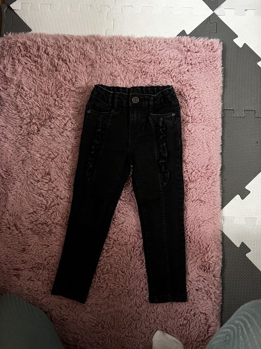 Spodnie jeansowe rurki z falbankami czarne 104 110