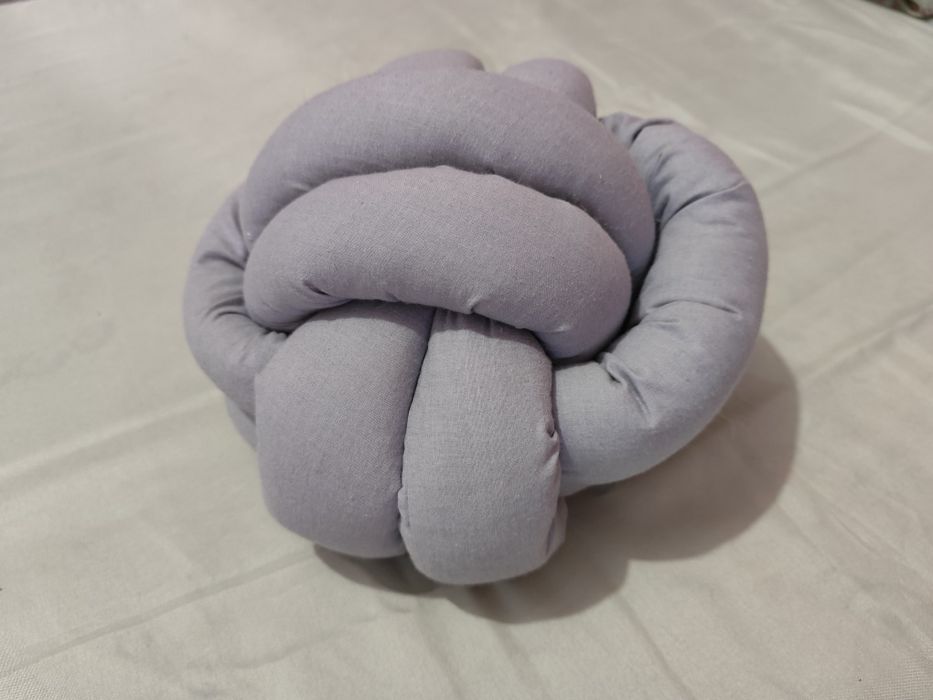 Almofada de nó da cor cinza