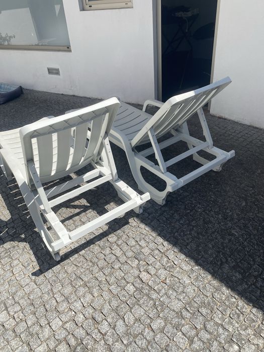 Vendo duas espreguicadeiras de exterior em plastico brancas.