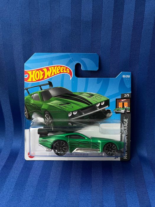 Hot wheels humvee and count muscula 1:64