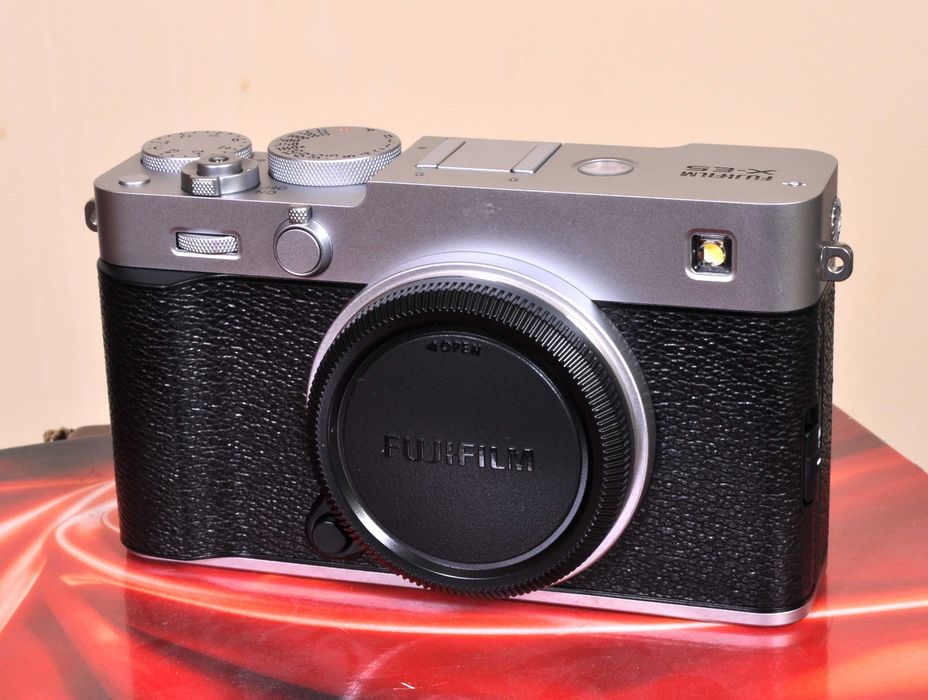 Fuji X-E5 Silver, nova, zero fotos + XF 16mm F: 2.8 WR em estado novo.