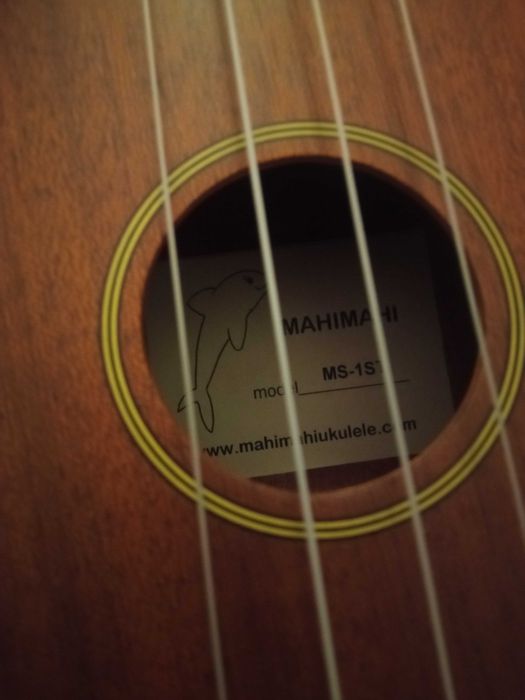 Ukuleke de madeira  como novo com saco e palhetas