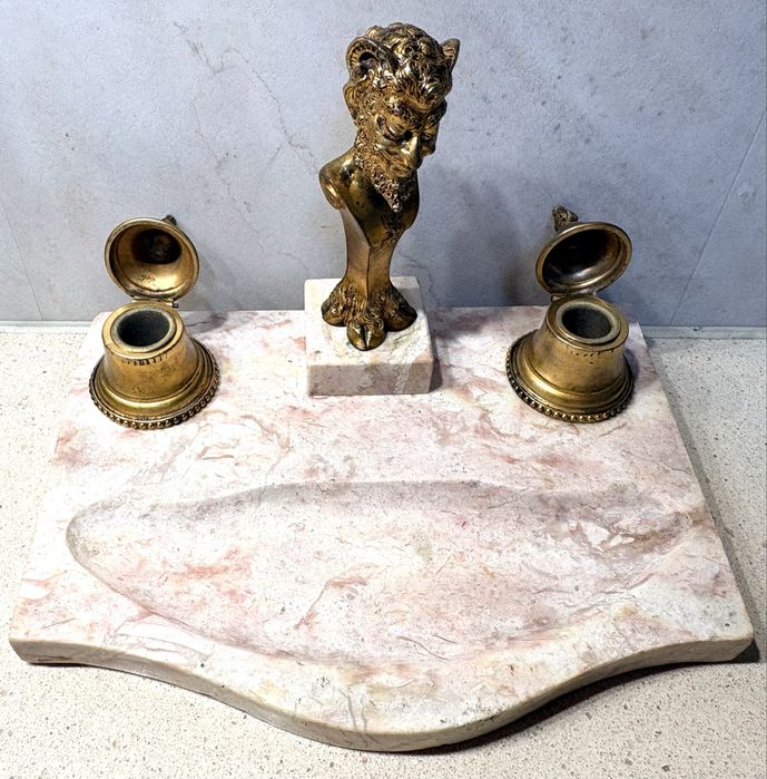 Raro tinteiro francês “fauno” de “Caron” em bronze dourada e mármore