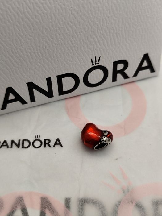 Conta coração com gorro da Pandora