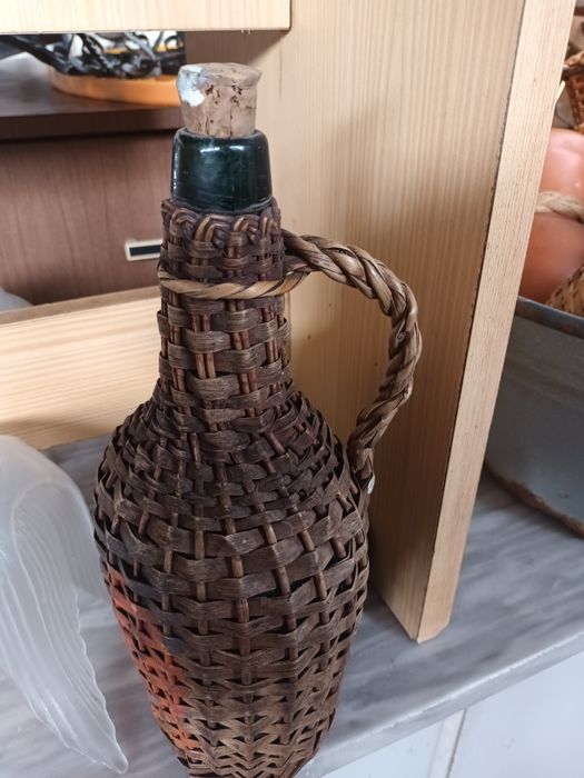 Garrafões pequenos espalhados