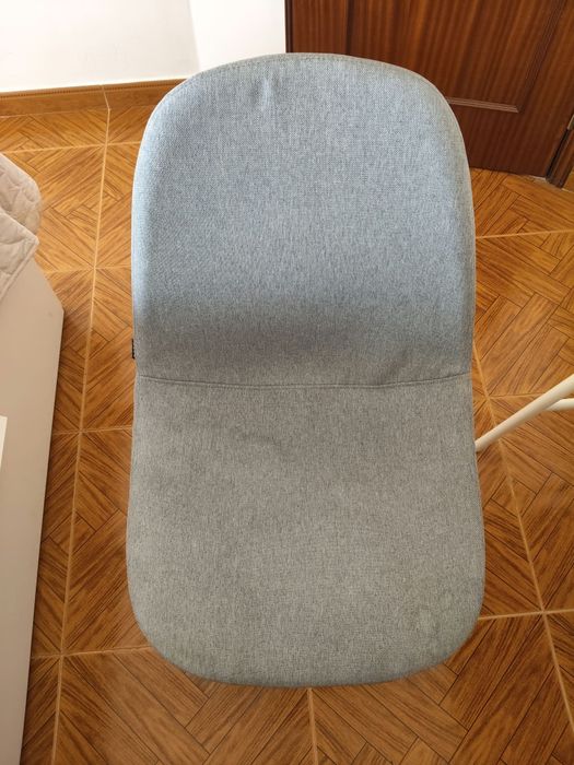 Secretária em bambu IKEA LILLÅSEN com cadeira em tecido cinzento Kasa