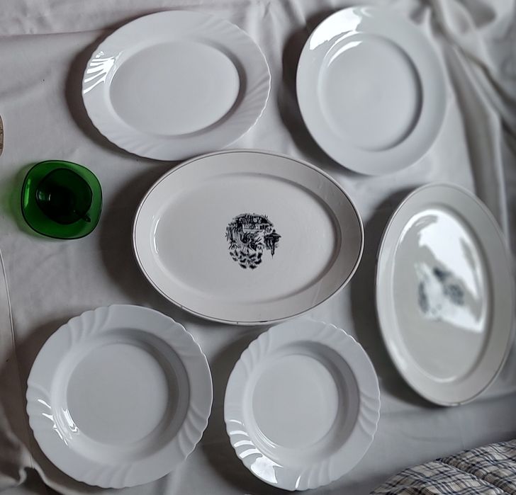 Travessas e pratos de servir