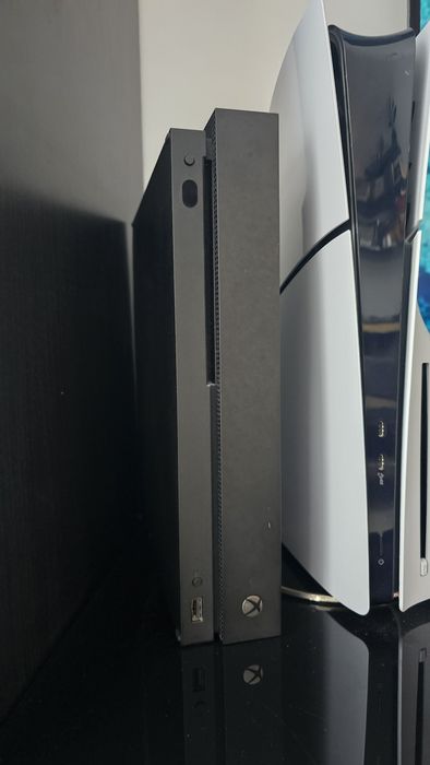 Xbox one X 1TB + 2 pady