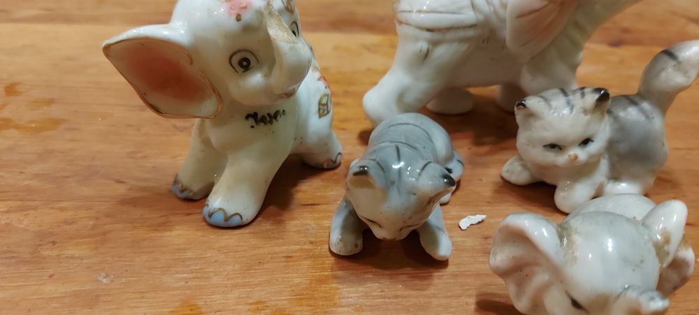 Ceramiczny porcelanowy domek plus figurki
