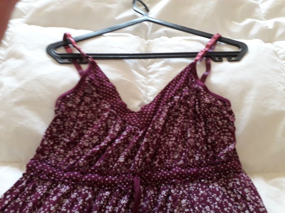 Vestido de alças e decote em V