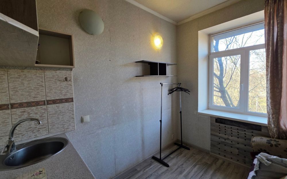 Продам дешеву гостинку біля метро ХТЗ - повний фарш.