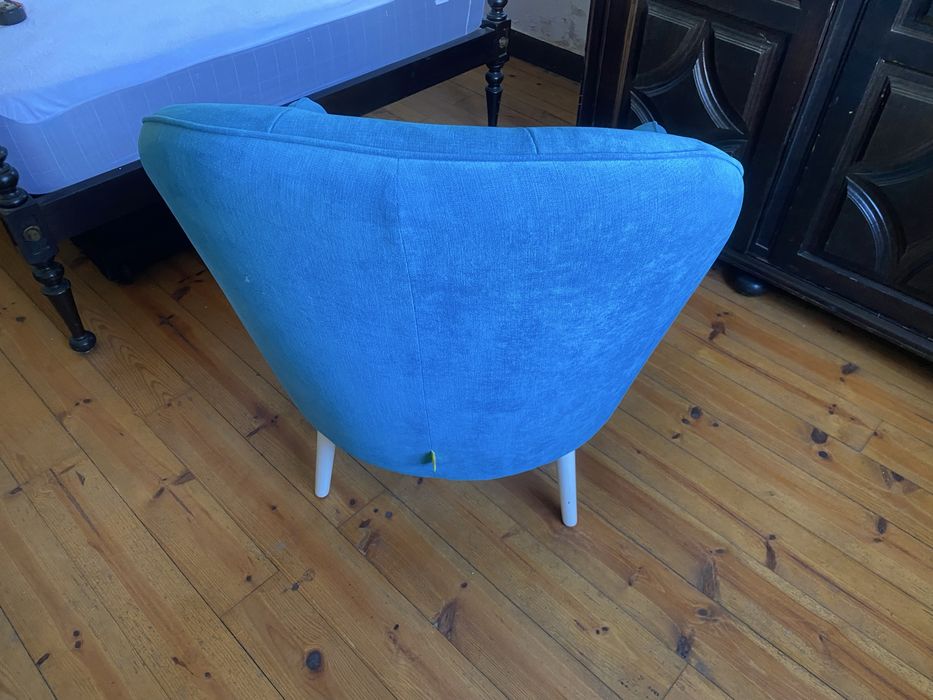 Cadeirão estofado azul – 65 × 52 × 80 cm