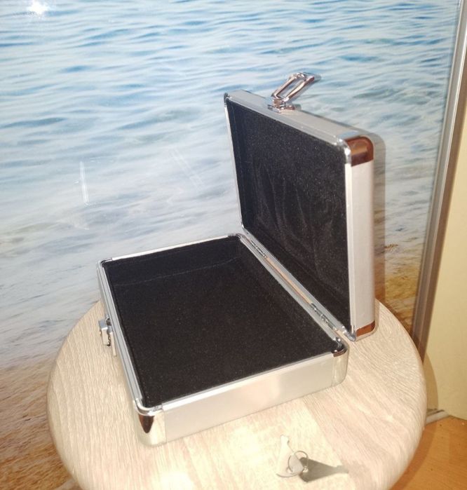 Кейс для грошей міцний