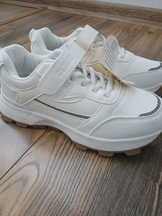 Sprzedam buty sportowe dla dziewczynki