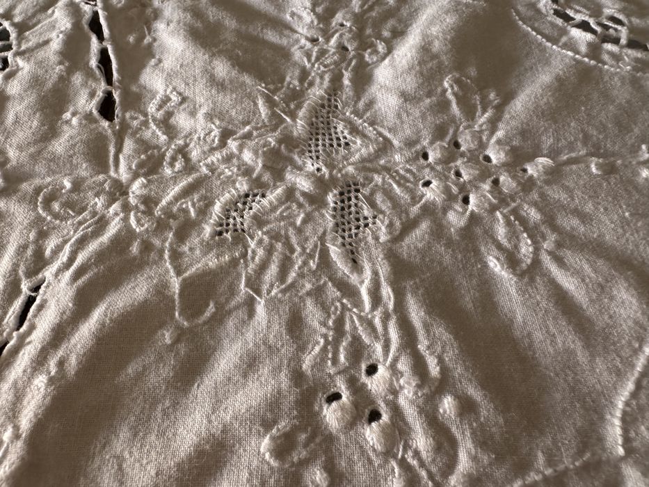 Toalha de Mesa Bordada em Algodão – 244 × 160 cm