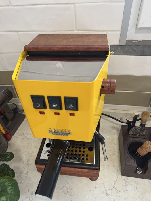 Gaggia Classic Pro Evo – Edição Amarela com Custom Wood em Bubinga
