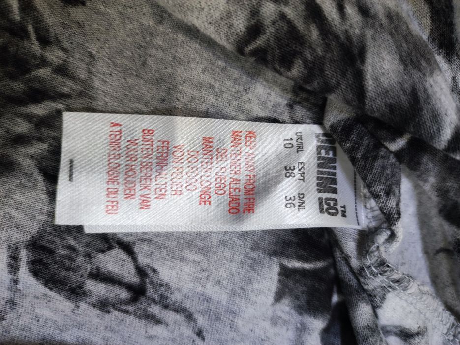 Очень красивое платье с чёрно-белыми розами Primark 122-134 см.