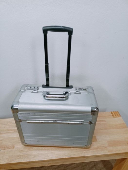 Teczka,walizka aluminiowa na kółkach.