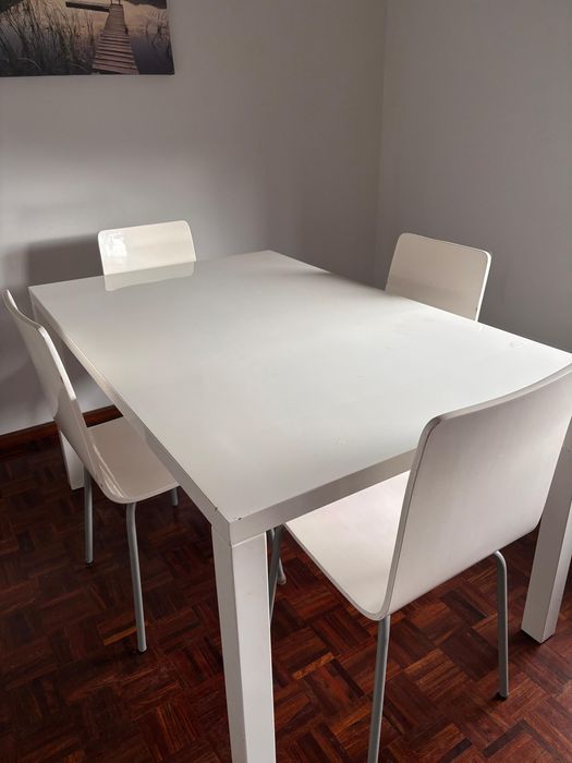 Mesa com 4 cadeiras
