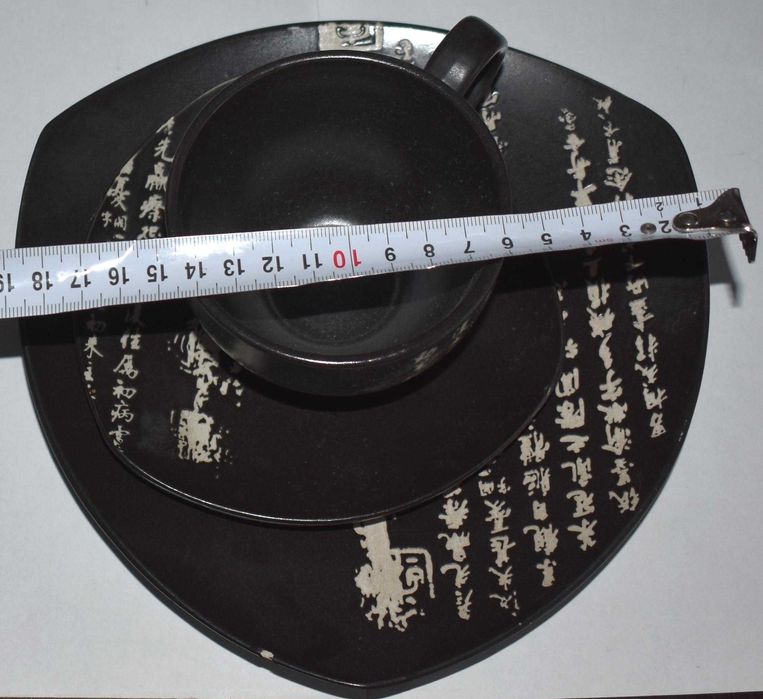 Czarna chińska ceramiczna filiżanka z podstawkami