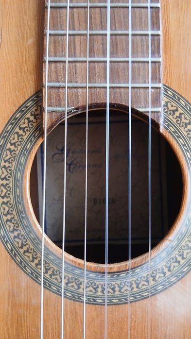 Vendo Guitarra Clássica com suporte e cordas novas