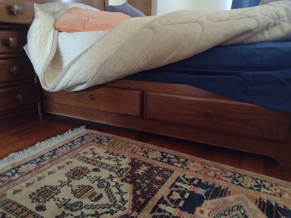 Móvel de cama de madeira com estante