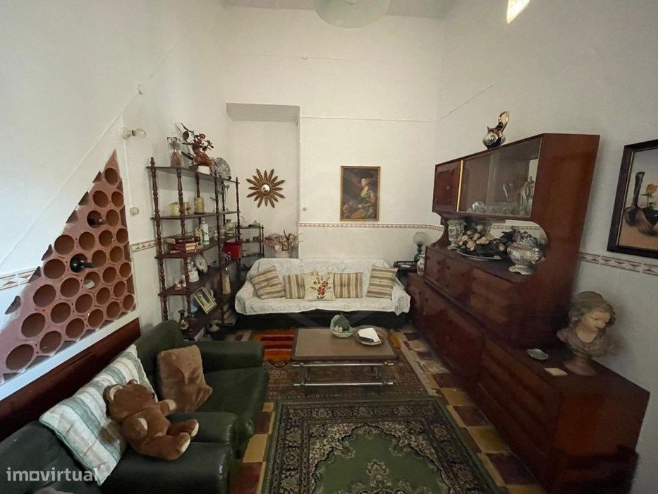 Propriedade de utilização mista, destinada a habitação e comércio, ...
