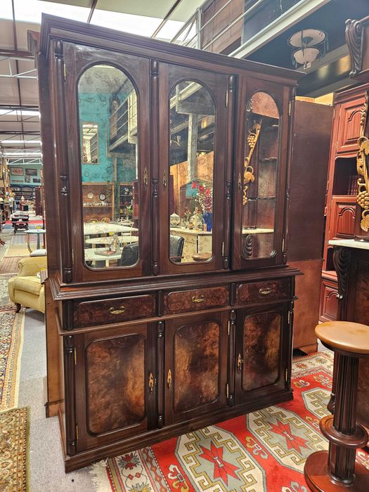 Livreiro em madeira com portas espelhadas - Bom esta