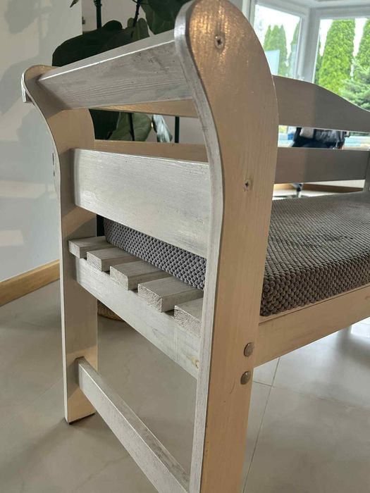 Drewniana biała ławka