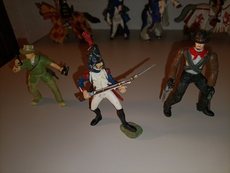 5 Bonecos de cavalos, guerreiro, rei e soldado romano, etc
