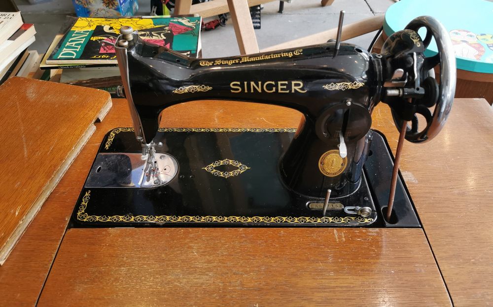Baixa de preço Máquina de costura antiga Singer, impecável a trabalhar