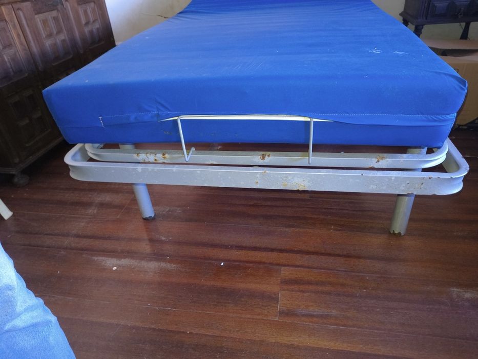 Cama articulada com comando elétrico e colchão antiescaras