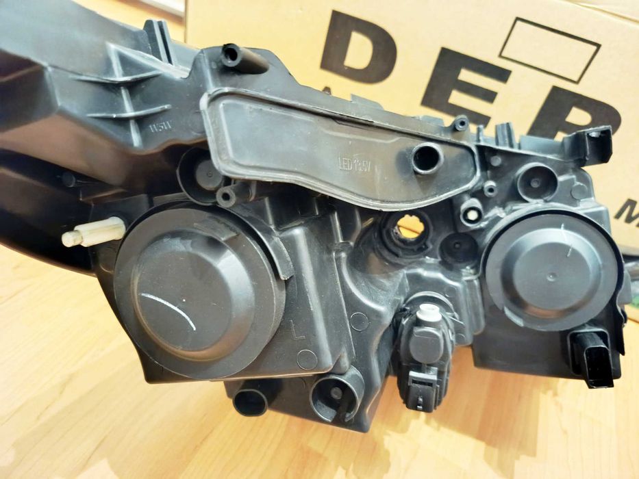 NOVA Ótica/Farol esquerda Peugeot 2008 COM Motor