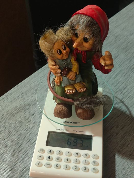 Estatueta Rara: Troll Escandinavo com Criança - Nyform Style
Linda est