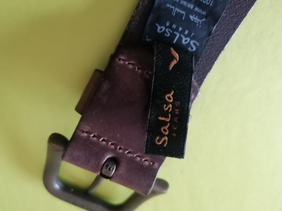 Cintos de marca em couro como novos