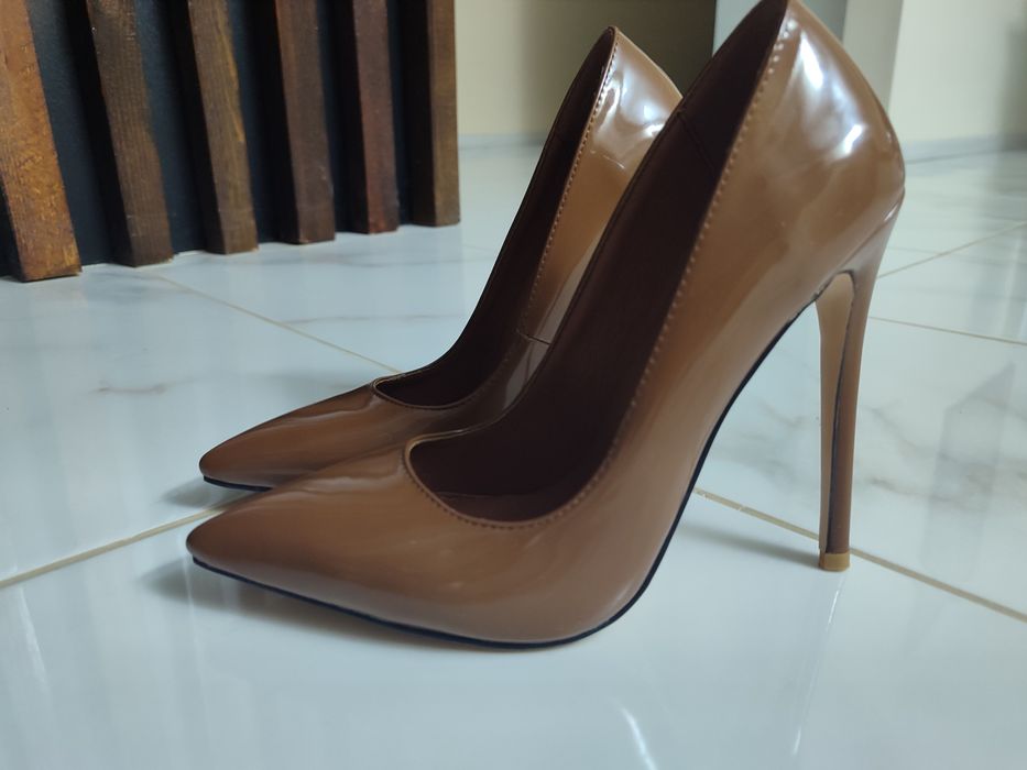 Туфлі лакові на підборах