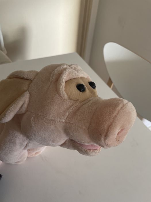 A singing toy pig